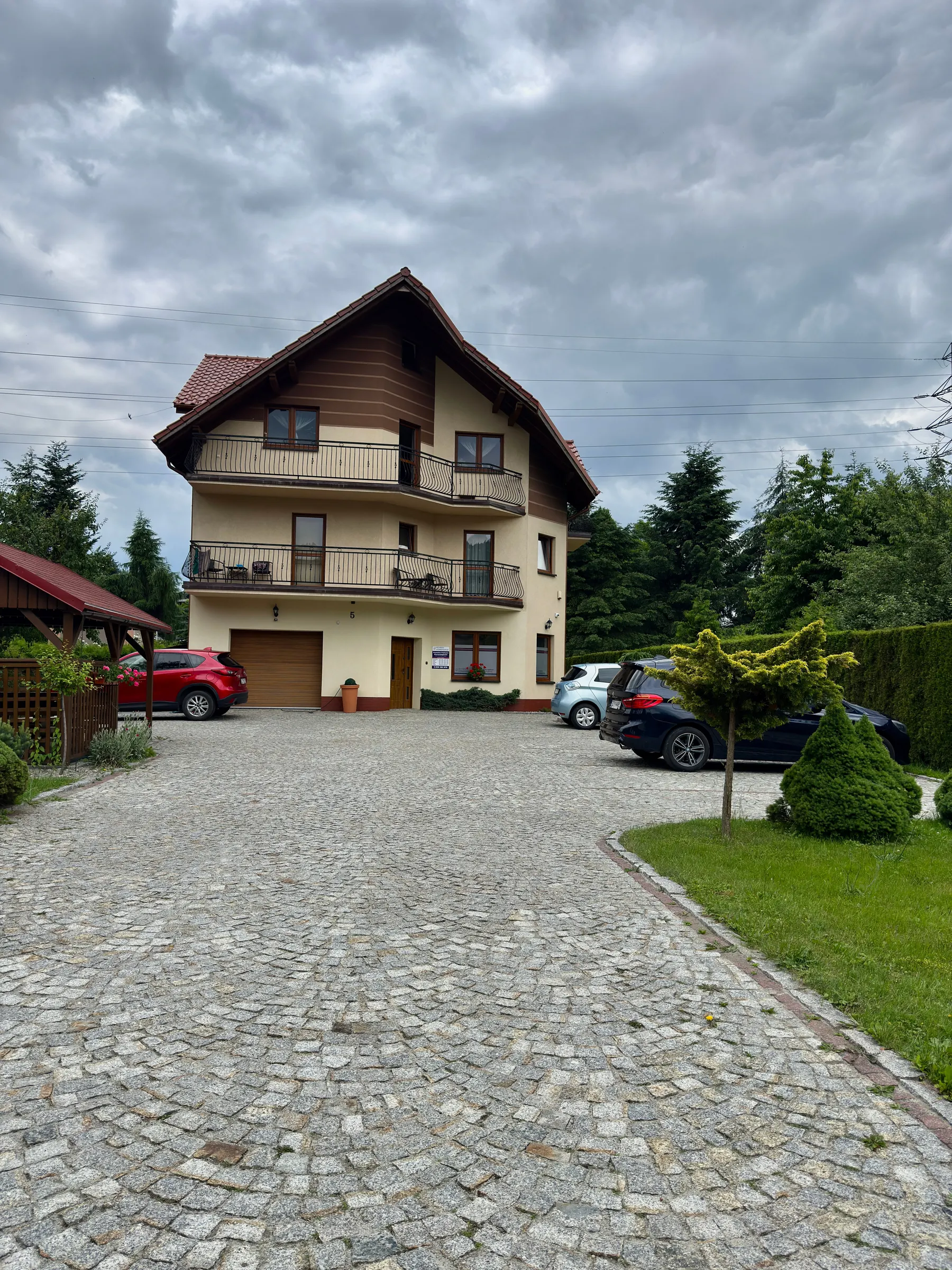 Dom obiektu Pokoje gościnne Krystian na tle zielonych gór w Węgierskiej Górce